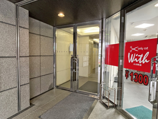 オフィスビル出入口