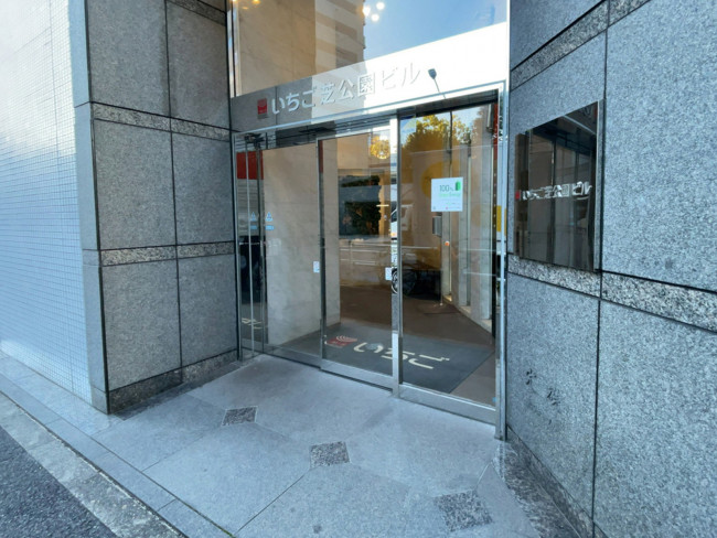 オフィスビル出入口