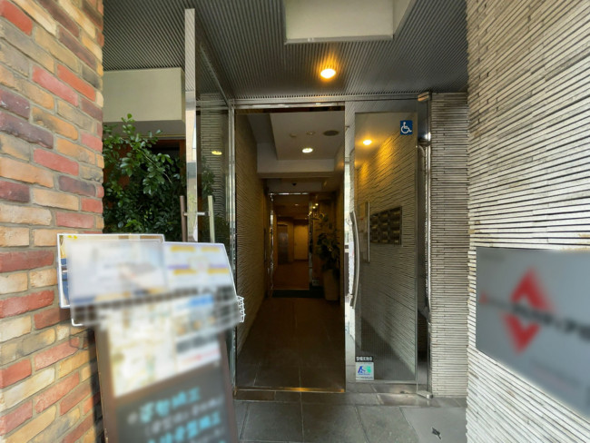 オフィスビル出入口