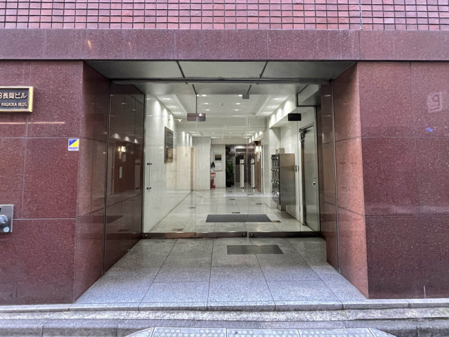 オフィスビル出入口