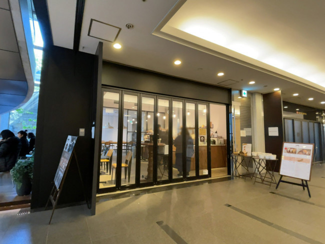 エントランス内のコーヒーショップBROWN Tables