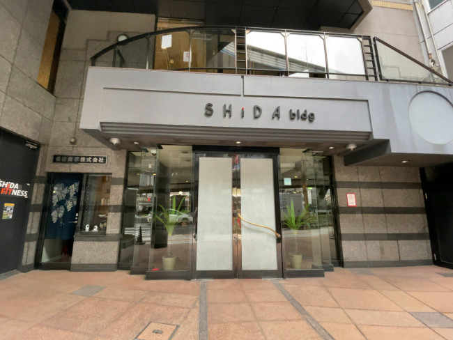 オフィスビル出入口
