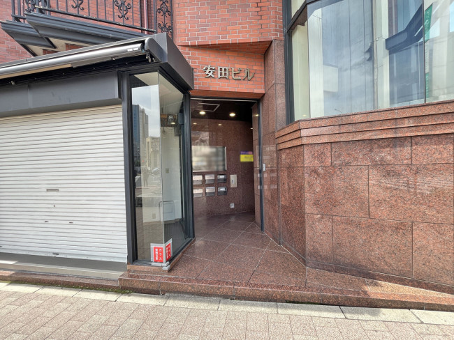 オフィスビル出入口