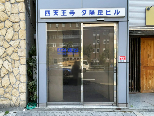オフィスビル出入口