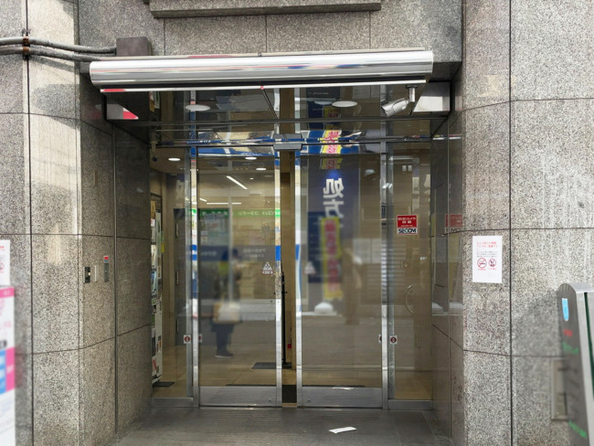 オフィスビル出入口