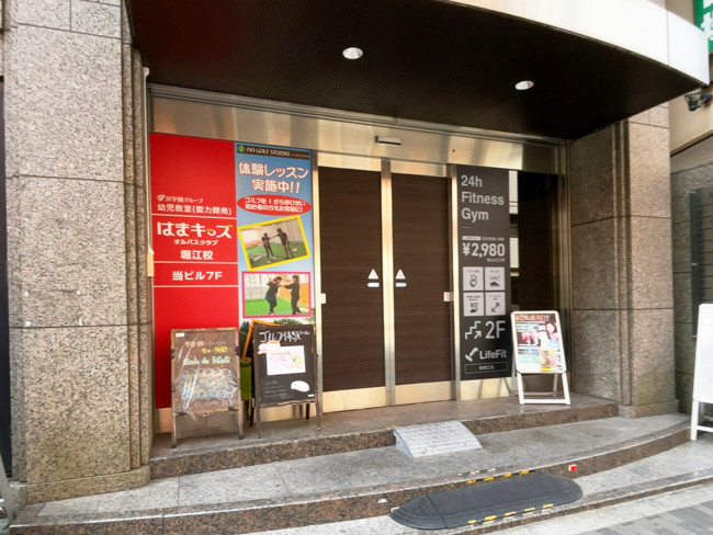 オフィスビル出入口