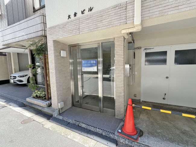 オフィスビル出入口