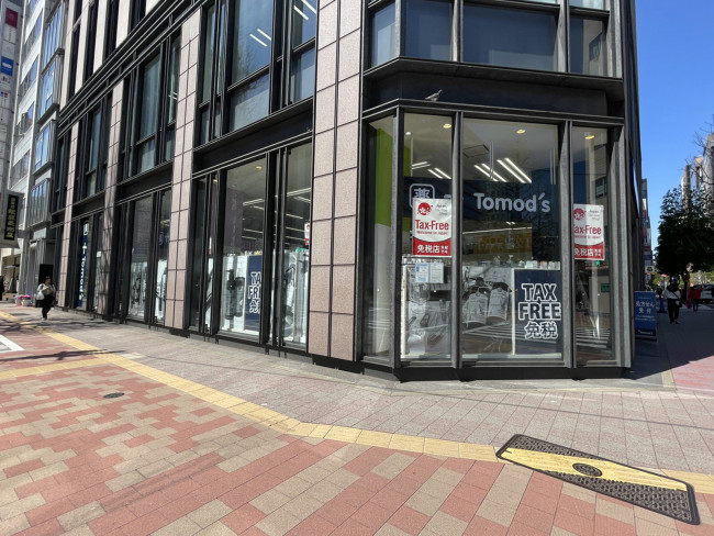 1階のトモズ銀座3丁目店