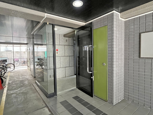 オフィスビル出入口