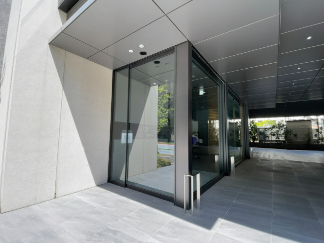 オフィスビル出入口