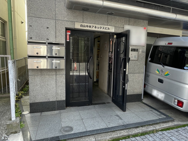 オフィスビル出入口
