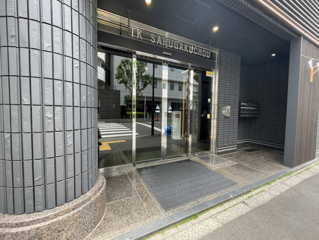 オフィスビル出入口