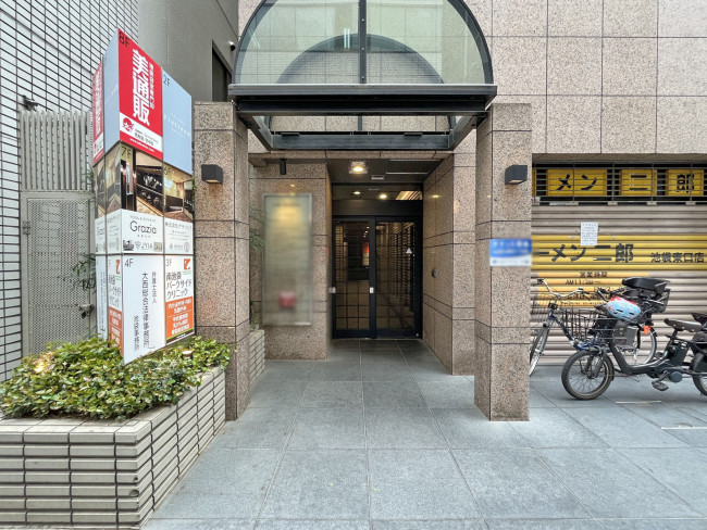 オフィスビル出入口