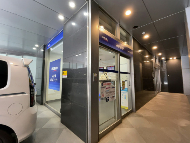 1階のみずほ銀行ATM 新宿御苑前出張所