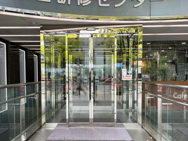 オフィスビル出入口