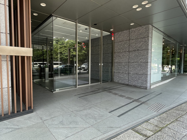 オフィスビル出入口