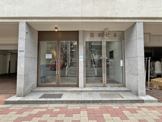 オフィスビル出入口