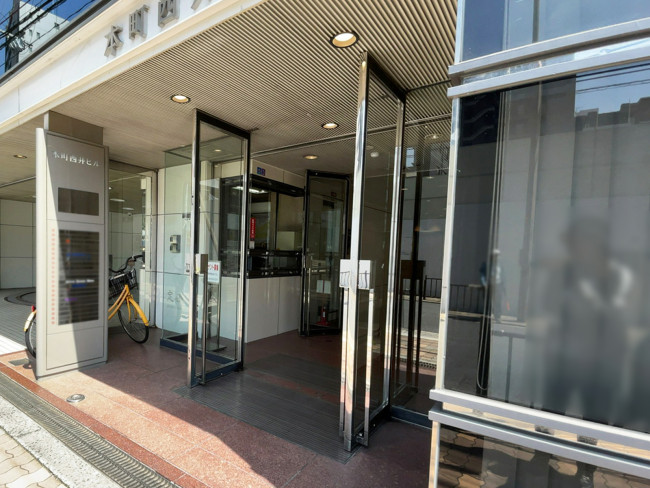 オフィスビル出入口