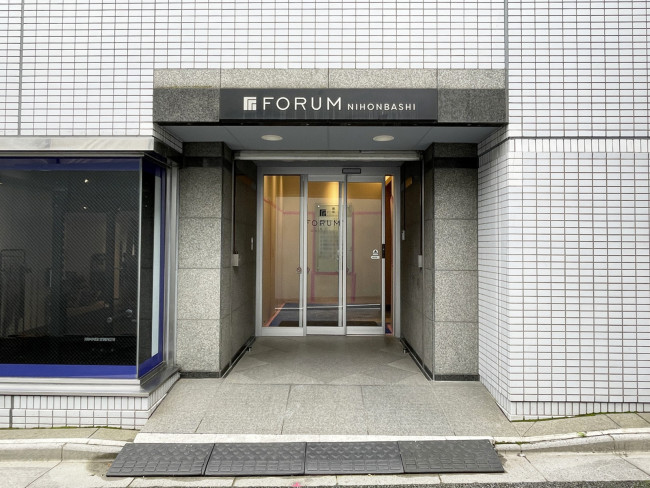 オフィスビル出入口