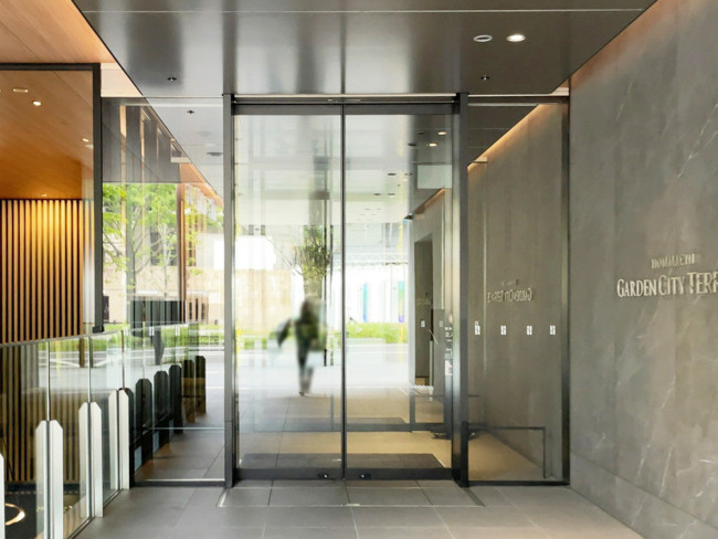 オフィスビル出入口