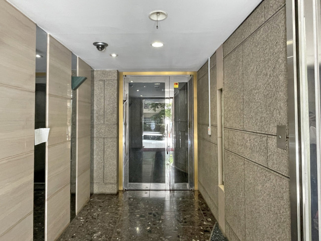 オフィスビル出入口