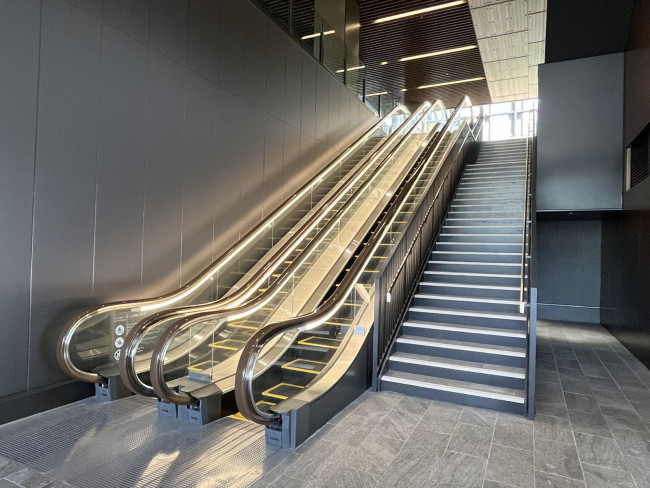 出入口前のエスカレーター