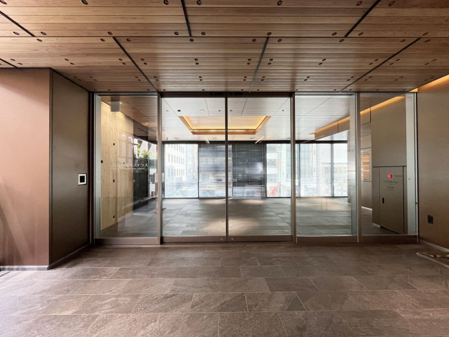 オフィスビル出入口