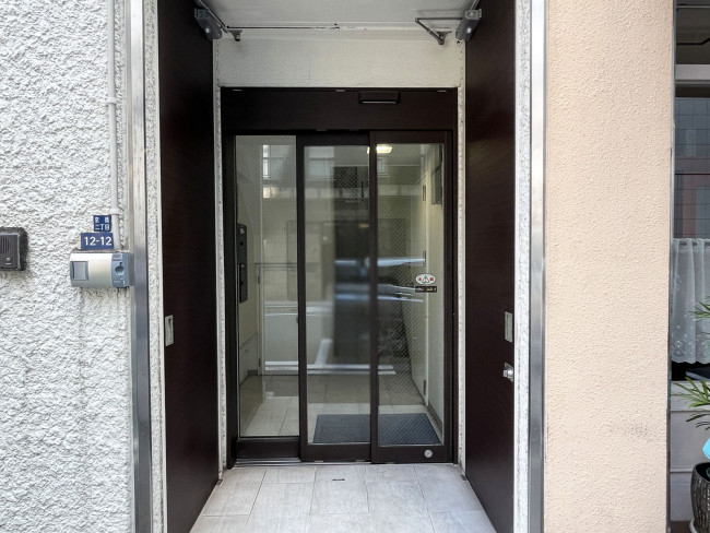 オフィスビル出入口