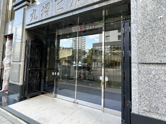 オフィスビル出入口