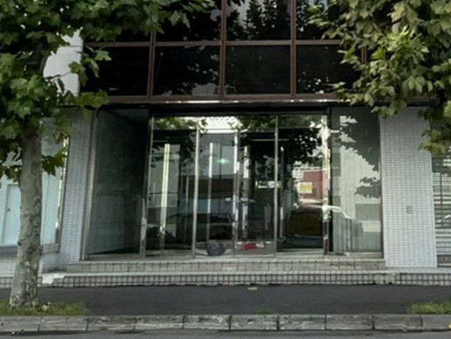 オフィスビル出入口