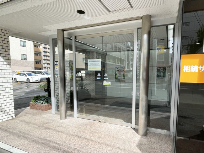 オフィスビル出入口