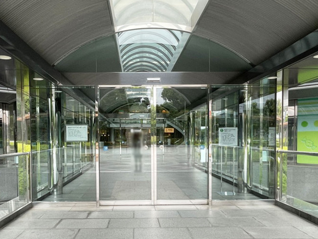 オフィスビル出入口