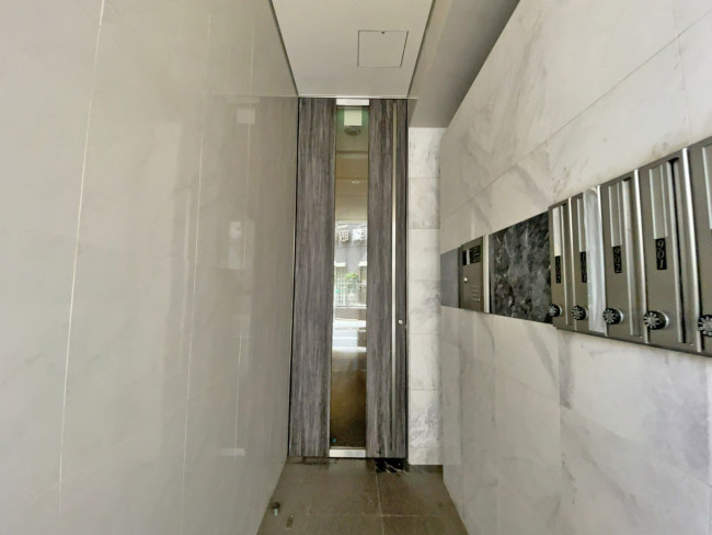 オフィスビル出入口