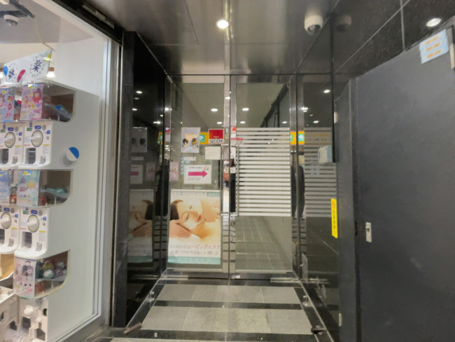 オフィスビル出入口