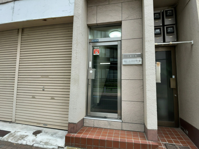 オフィスビル出入口