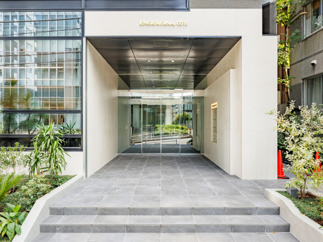 オフィスビル出入口