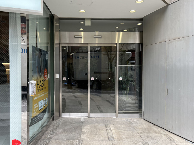 オフィスビル出入口