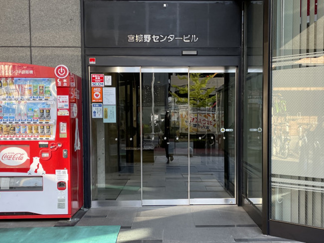 オフィスビル出入口