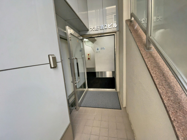 オフィスビル出入口