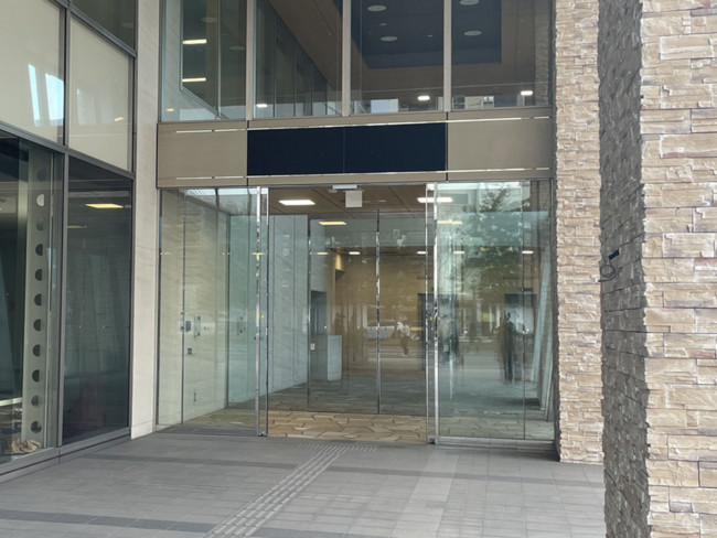 オフィスビル出入口