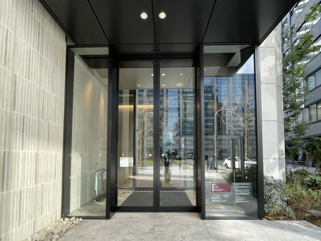 オフィスビル出入口