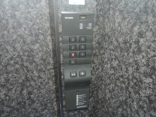 エレベーター内部の様子