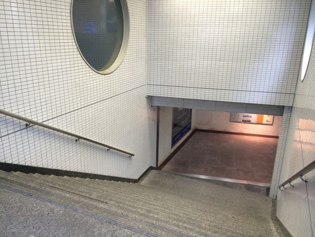 地下鉄直結の階段