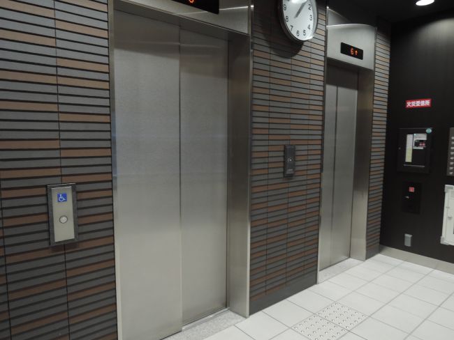 シックな印象のエレベーターホール