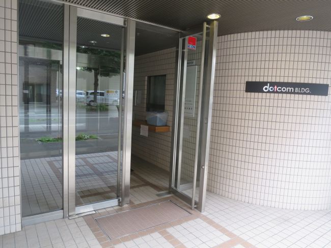 dotcom BLDG.の入口の雰囲気