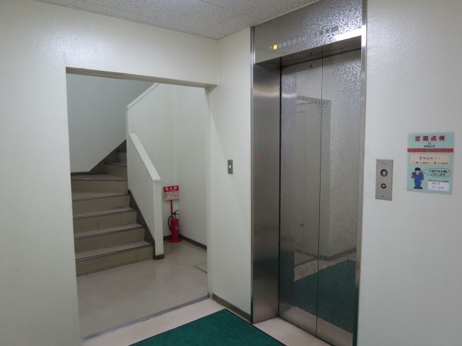 エレベーターと階段
