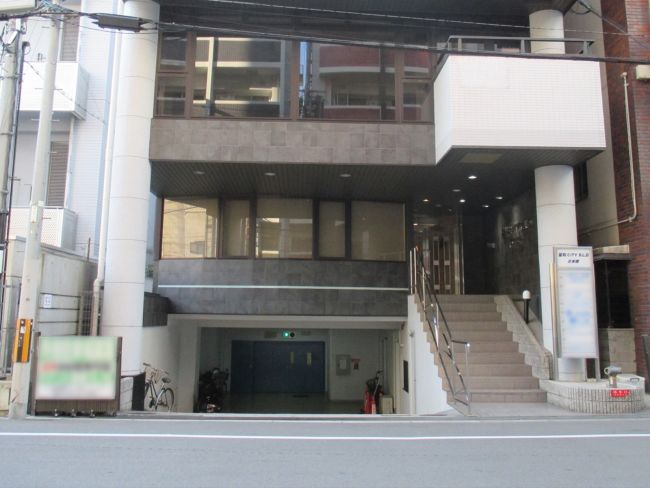 オフィスビル前面の様子