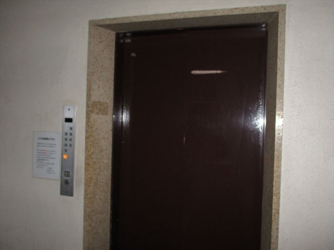 横側出入口のエレベーター