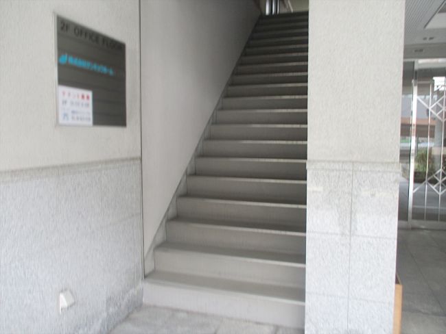 2階テナントへの階段