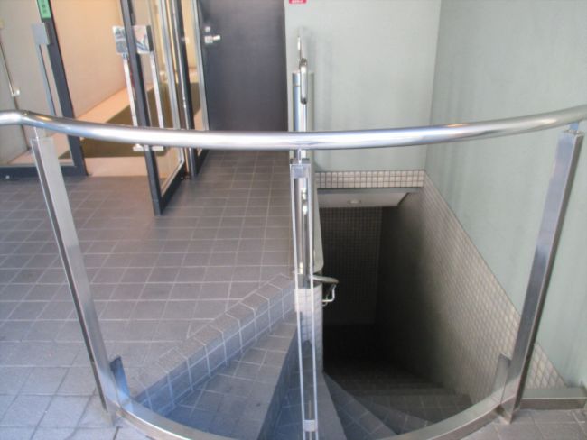 地下テナントへの階段